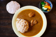 くつろぎ空間でスパイシー&マイルドな未体験カレーを食す「カレーやmomo」