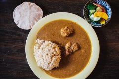 くつろぎ空間でスパイシー&マイルドな未体験カレーを食す「カレーやmomo」