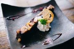 隠れ家発見!花と緑に囲まれた密やかな人気店「Cafe 豆」